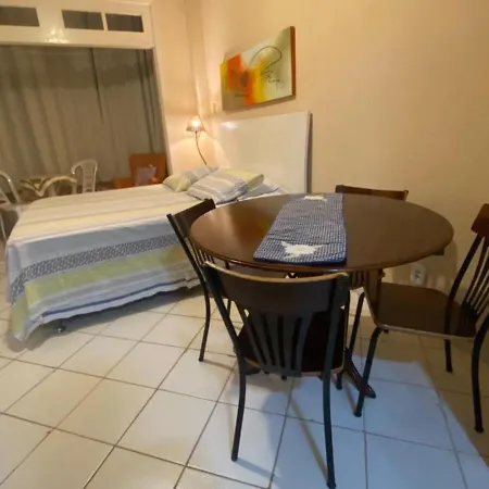 Meio de Copacabana, 200 metros da praia, posto 5-2